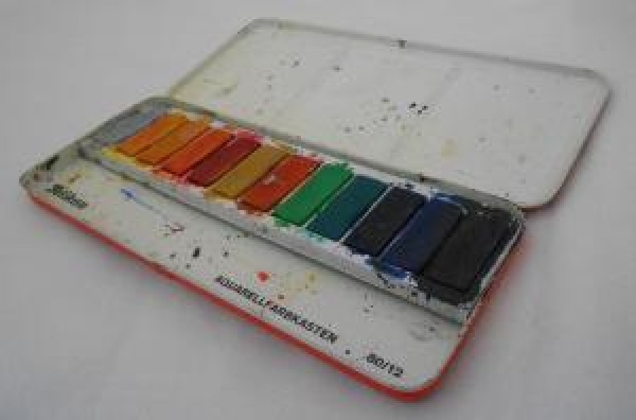 PELİKAN ÜZERİ SİRK FİGÜRLÜ RESİMLİ KAPAKLI TENEKE KUTUSUNDA SULUBOYA 