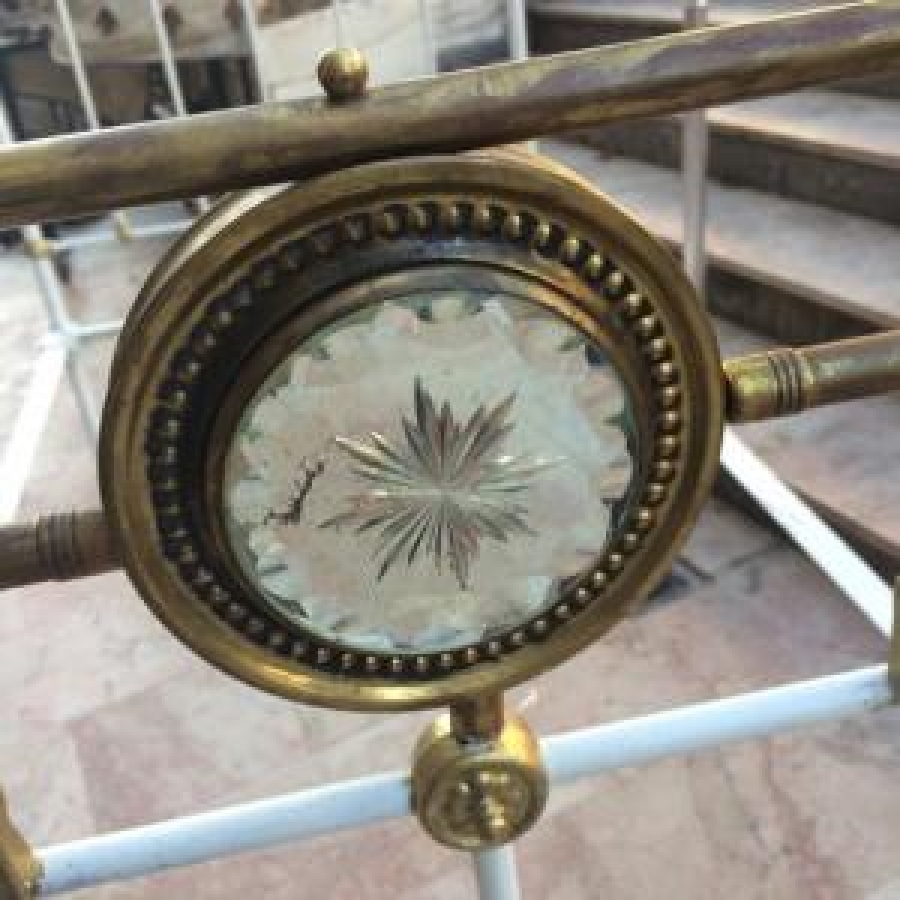 TEK KİŞİLİK PİRİNÇ VE DÖKÜM KARYOLA ÜZERİNDE SERİ NO VARDIR SAYILI ÜERETİM METAL KISIMLAR BEYAZ BOYANMIŞ