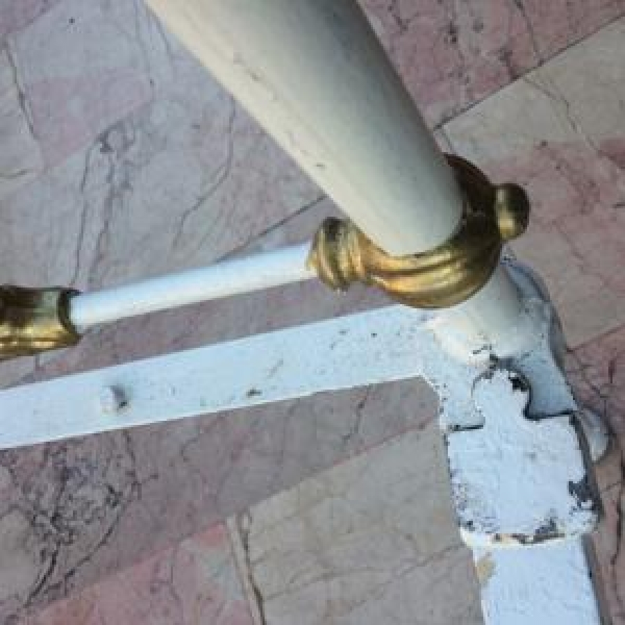 TEK KİŞİLİK PİRİNÇ VE DÖKÜM KARYOLA ÜZERİNDE SERİ NO VARDIR SAYILI ÜERETİM METAL KISIMLAR BEYAZ BOYANMIŞ