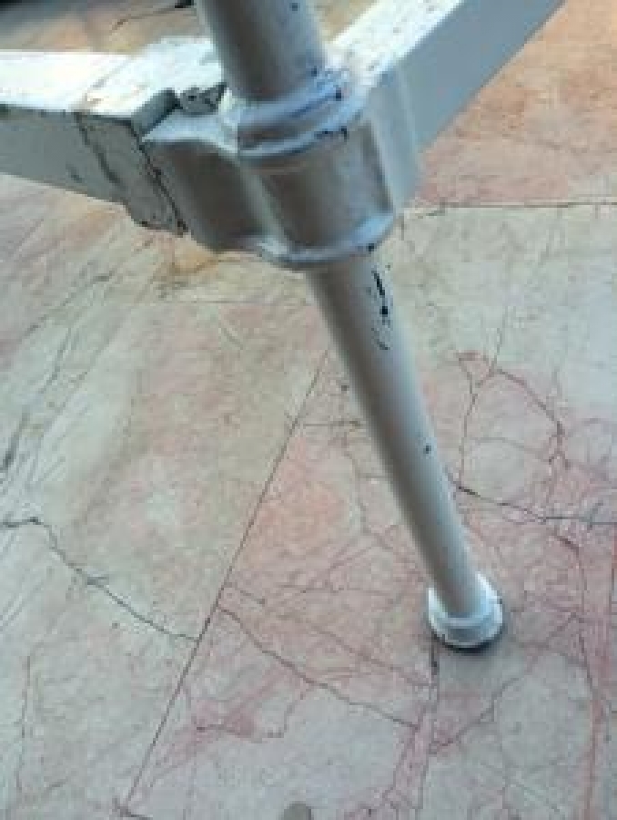 TEK KİŞİLİK PİRİNÇ VE DÖKÜM KARYOLA ÜZERİNDE SERİ NO VARDIR SAYILI ÜERETİM METAL KISIMLAR BEYAZ BOYANMIŞ