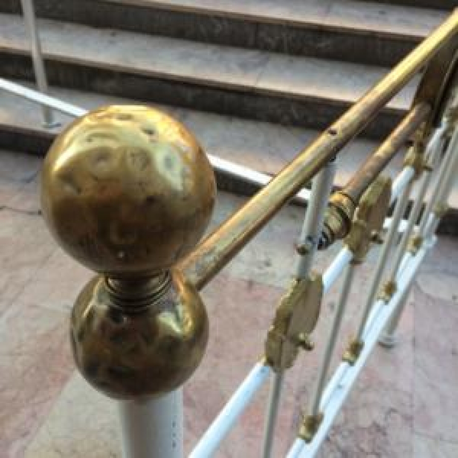 TEK KİŞİLİK PİRİNÇ VE DÖKÜM KARYOLA ÜZERİNDE SERİ NO VARDIR SAYILI ÜERETİM METAL KISIMLAR BEYAZ BOYANMIŞ