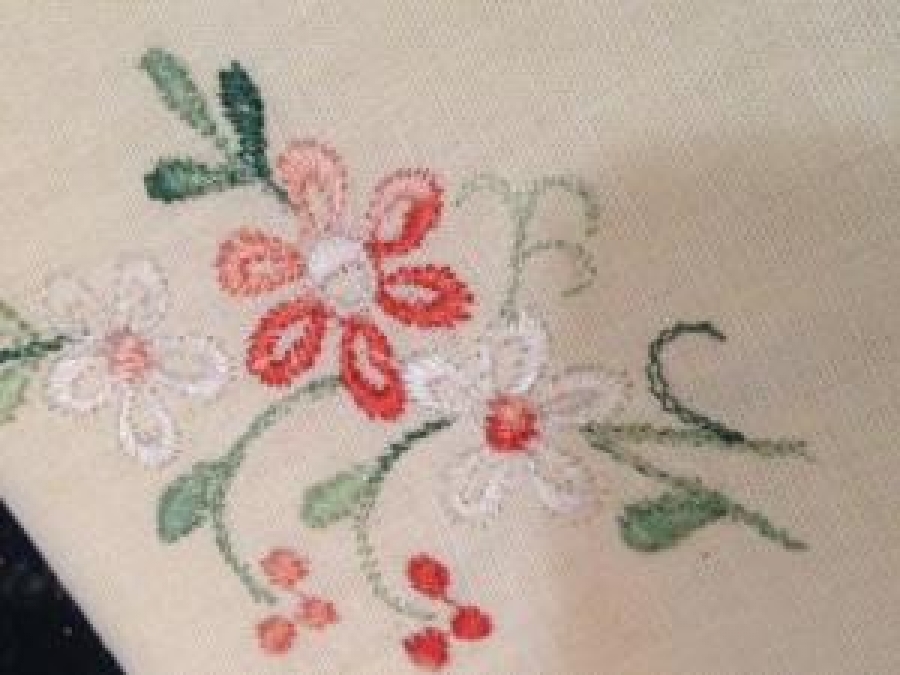 2 ADET KENARLARI VE ÜZERİ KANEVİCE İŞLEMELİ MENDİL