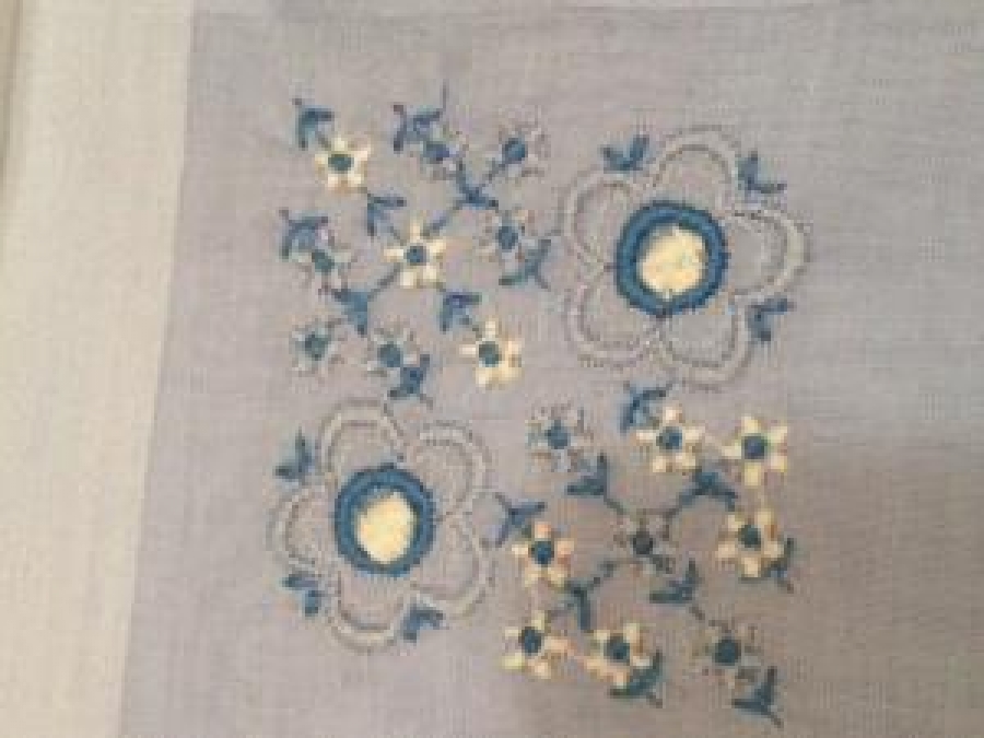 2 ADET ORJİNAL KUTUSUNDA NAKIŞ İŞLEMELİ MENDİL 