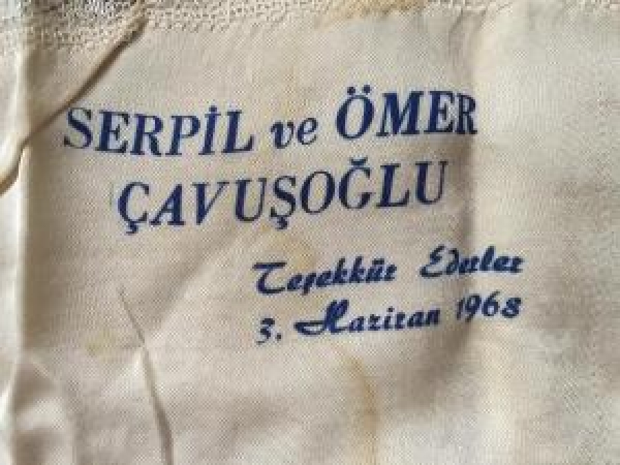 FENERBAHCE ESKİ BAŞKANI VE SPOR YAZARI ÖMER CAVUŞOGLUNUN NİKAH DAVETİYE İPEK MENDİL SERPİL VE ÖMER ÇAVUŞOĞLU 3 HAZİRAN 1968 