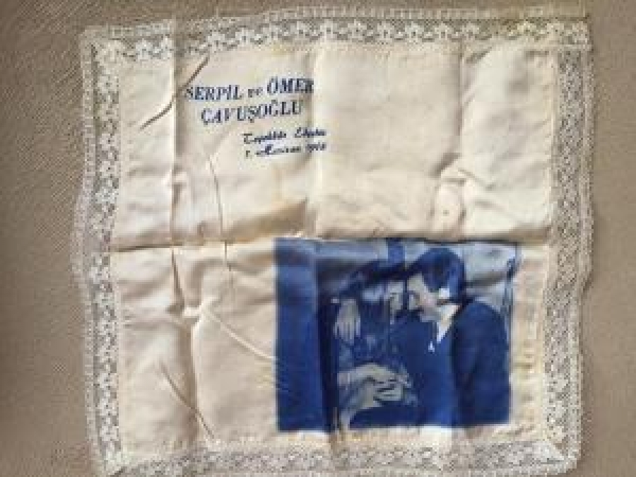 FENERBAHCE ESKİ BAŞKANI VE SPOR YAZARI ÖMER CAVUŞOGLUNUN NİKAH DAVETİYE İPEK MENDİL SERPİL VE ÖMER ÇAVUŞOĞLU 3 HAZİRAN 1968 