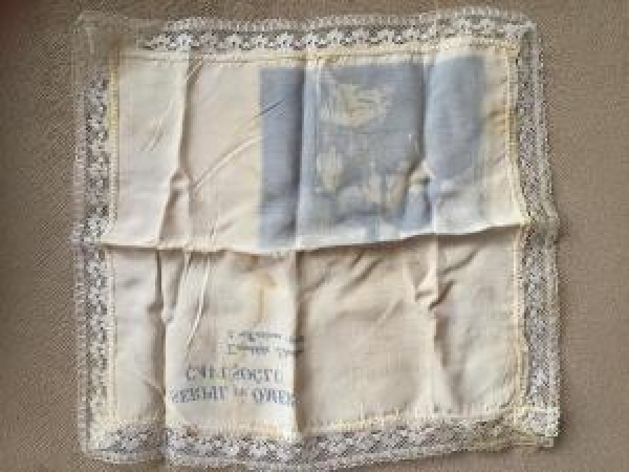 FENERBAHCE ESKİ BAŞKANI VE SPOR YAZARI ÖMER CAVUŞOGLUNUN NİKAH DAVETİYE İPEK MENDİL SERPİL VE ÖMER ÇAVUŞOĞLU 3 HAZİRAN 1968 