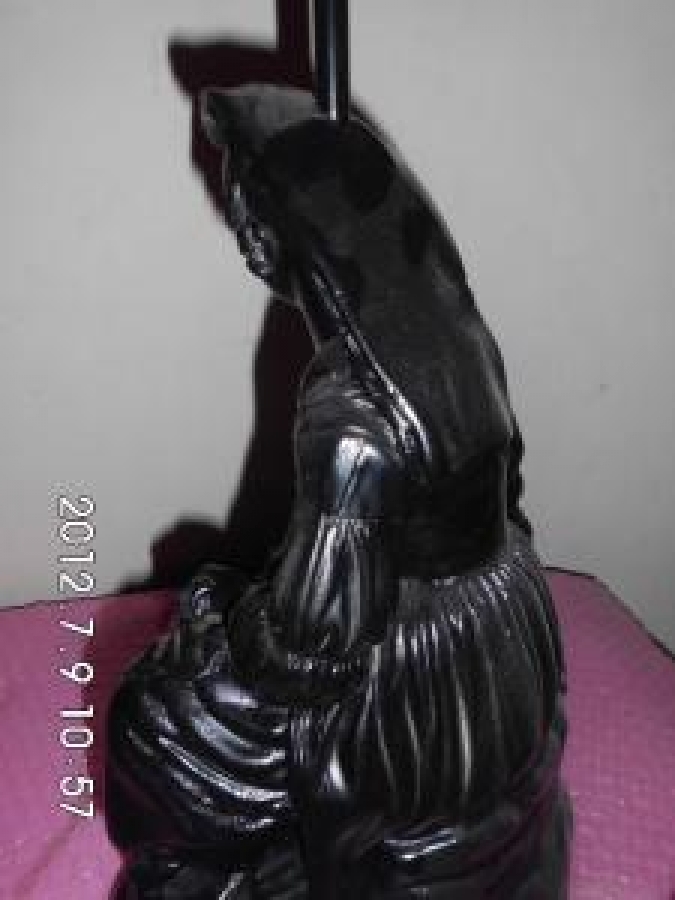 KIRMIZI ŞAPKALI MERMER TOZUNDAN SEHPA ÜZERİ ABAJUR 