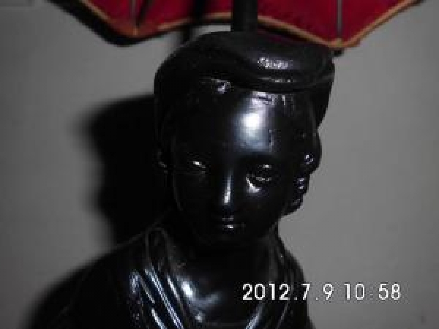 KIRMIZI ŞAPKALI MERMER TOZUNDAN SEHPA ÜZERİ ABAJUR 