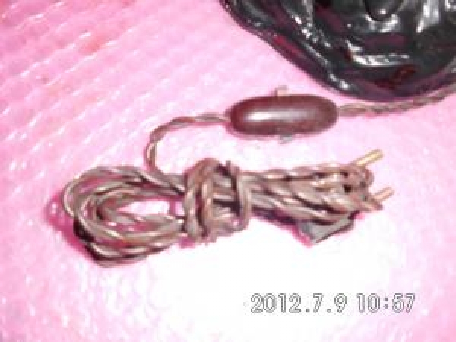 KIRMIZI ŞAPKALI MERMER TOZUNDAN SEHPA ÜZERİ ABAJUR 