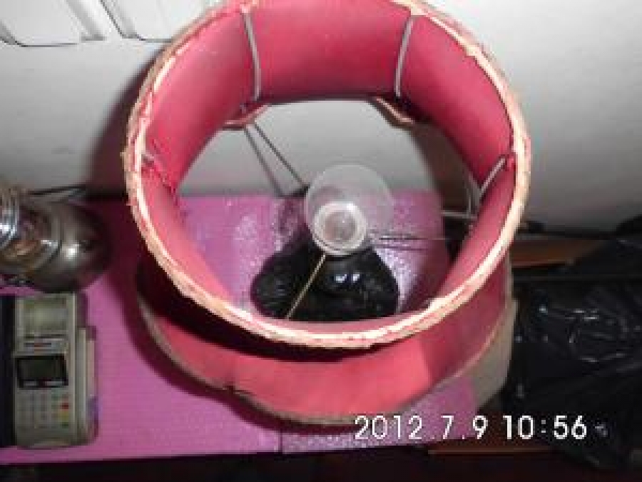 KIRMIZI ŞAPKALI MERMER TOZUNDAN SEHPA ÜZERİ ABAJUR 