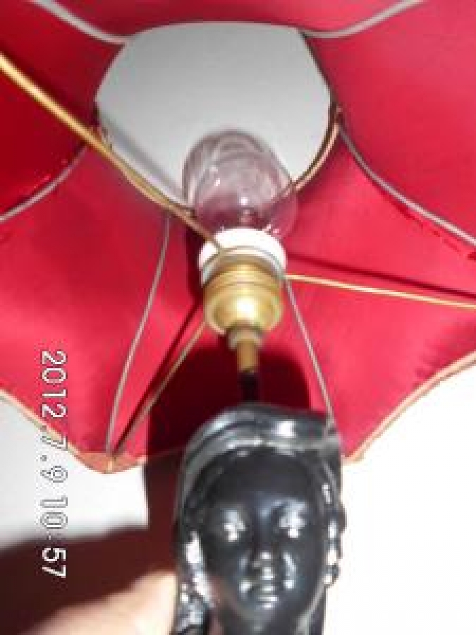 KIRMIZI ŞAPKALI MERMER TOZUNDAN SEHPA ÜZERİ ABAJUR 