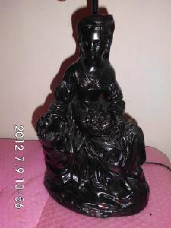 KIRMIZI ŞAPKALI MERMER TOZUNDAN SEHPA ÜZERİ ABAJUR 