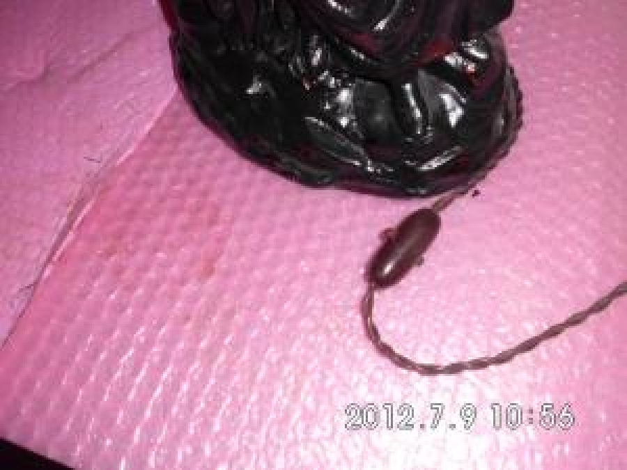 KIRMIZI ŞAPKALI MERMER TOZUNDAN SEHPA ÜZERİ ABAJUR 