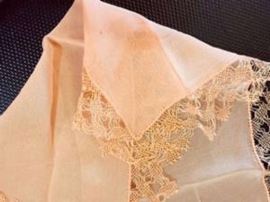 OSMANLI DÖNEMİ İPEK MENDİL;RENK UÇUK PEMBE, KENARLARI TIĞ İŞİ, KARE 34 CM ÖLÇÜLERİNDE. 