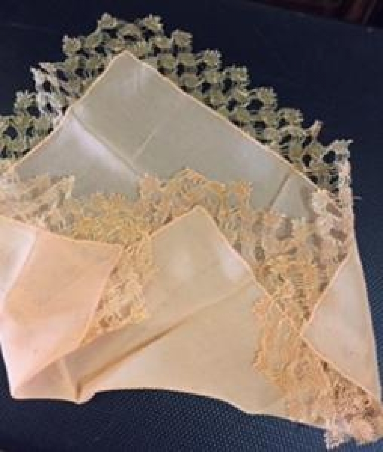 OSMANLI DÖNEMİ İPEK MENDİL;RENK UÇUK PEMBE, KENARLARI TIĞ İŞİ, KARE 34 CM ÖLÇÜLERİNDE. 