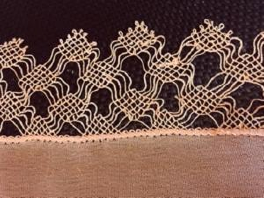 OSMANLI DÖNEMİ İPEK MENDİL;RENK UÇUK PEMBE, KENARLARI TIĞ İŞİ, KARE 34 CM ÖLÇÜLERİNDE. 