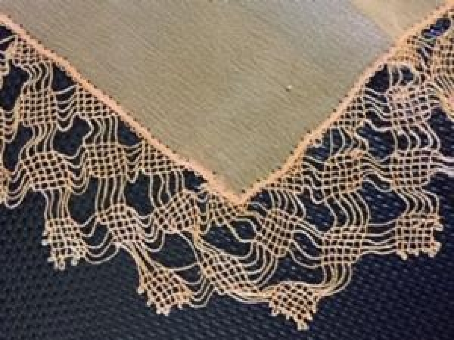 OSMANLI DÖNEMİ İPEK MENDİL;RENK UÇUK PEMBE, KENARLARI TIĞ İŞİ, KARE 34 CM ÖLÇÜLERİNDE. 