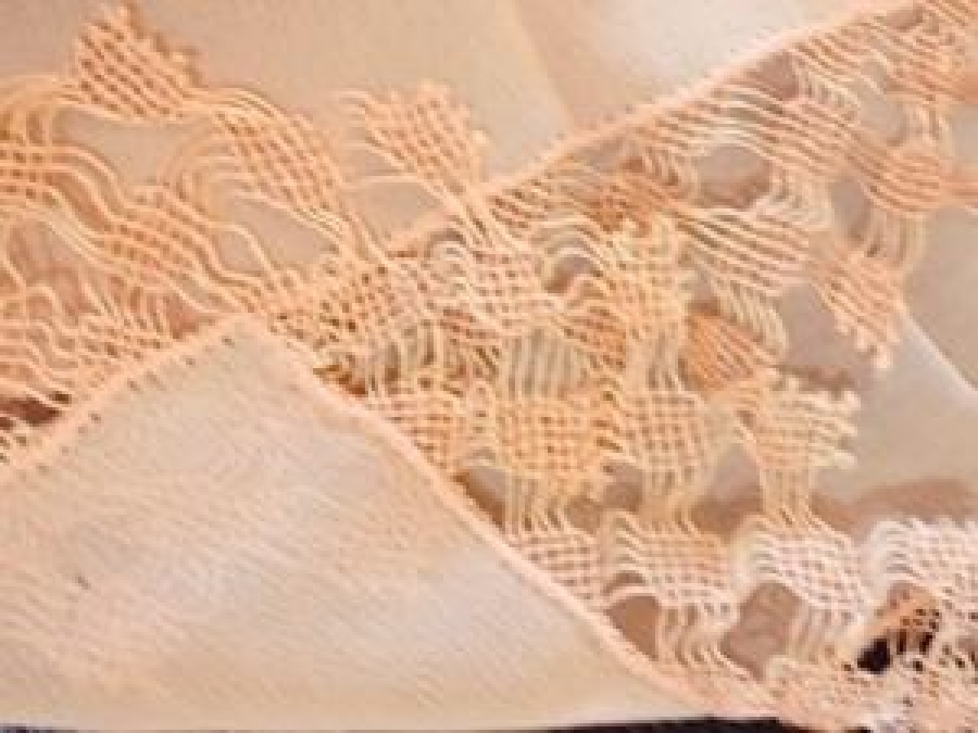 OSMANLI DÖNEMİ İPEK MENDİL;RENK UÇUK PEMBE, KENARLARI TIĞ İŞİ, KARE 34 CM ÖLÇÜLERİNDE. 