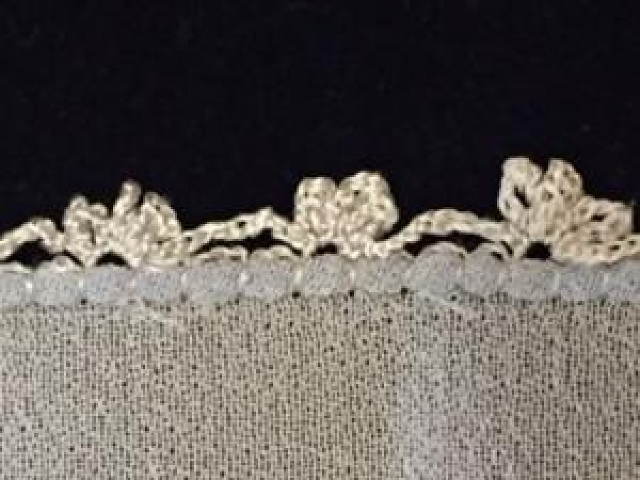 OSMANLI UCUK MAVİ KARANFİL İŞLEMELİ İPEK KENARLARI EL İŞİ NAKIŞLI MENDİL 30 CM KARE 