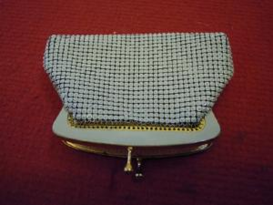 ÜZERİ METAL PARÇALARLA DÖŞENMİŞ EL ÇANTA