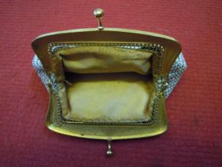 ÜZERİ METAL PARÇALARLA DÖŞENMİŞ EL ÇANTA