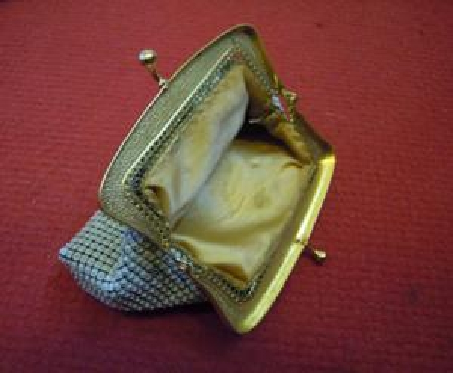 ÜZERİ METAL PARÇALARLA DÖŞENMİŞ EL ÇANTA