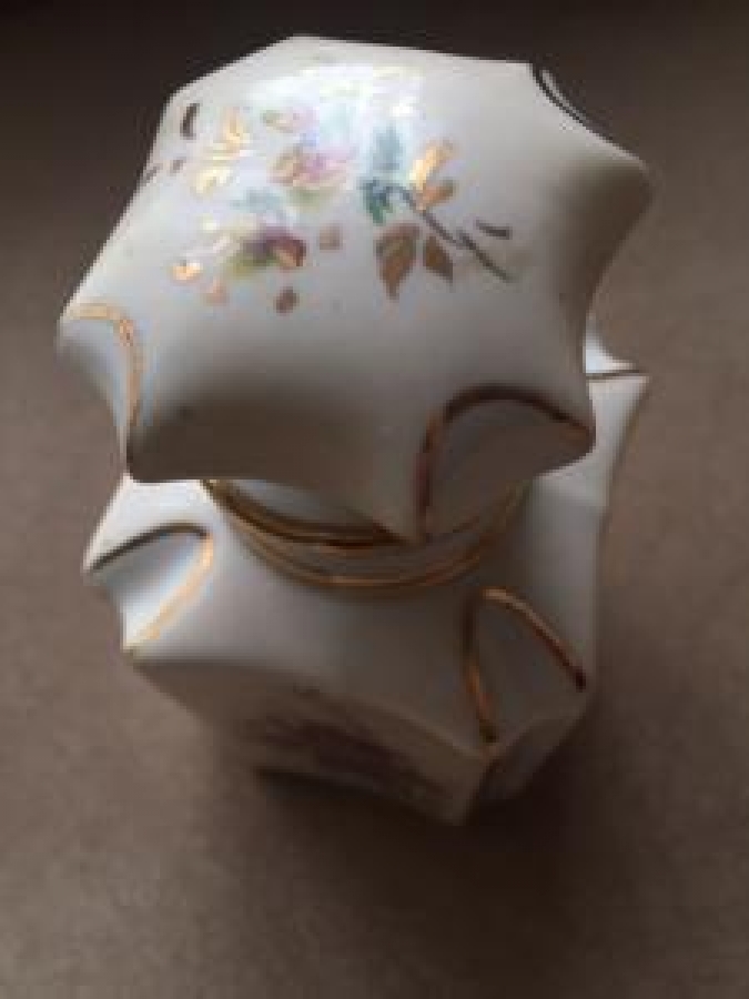 FRANSIZ PORSELEN KAPAKLI EL İŞİ PARFÜM ŞİŞESİ 