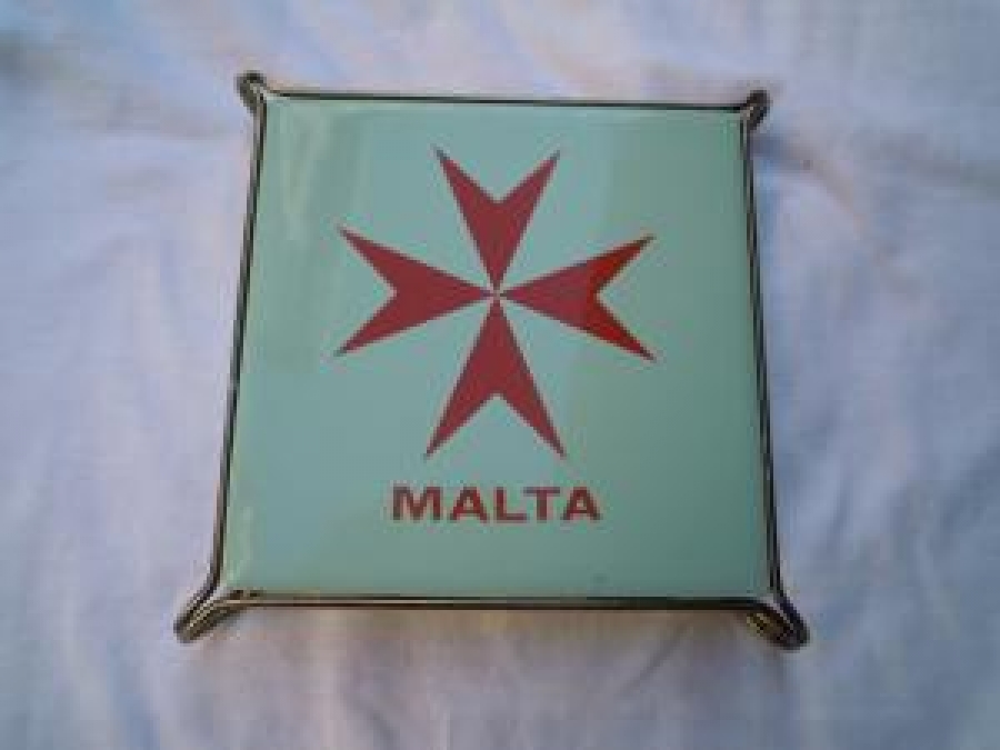 NİHALE SERAMİK AYAKLI MALTA BAYRAKLI