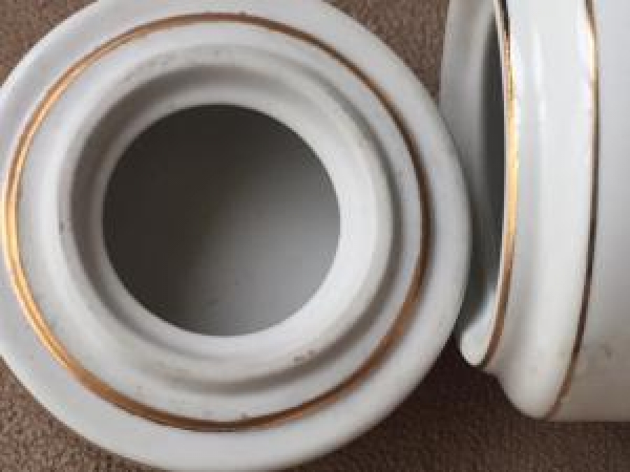 PORSELEN KAPAKLI ÜZERİ ALTIN İŞLEMELİ  MAKYAJ TEMİZLEMEDE KULLANAN PAMUK  SAKLAMA KABI BOYU 10 CM ÇAPI 6 CM    