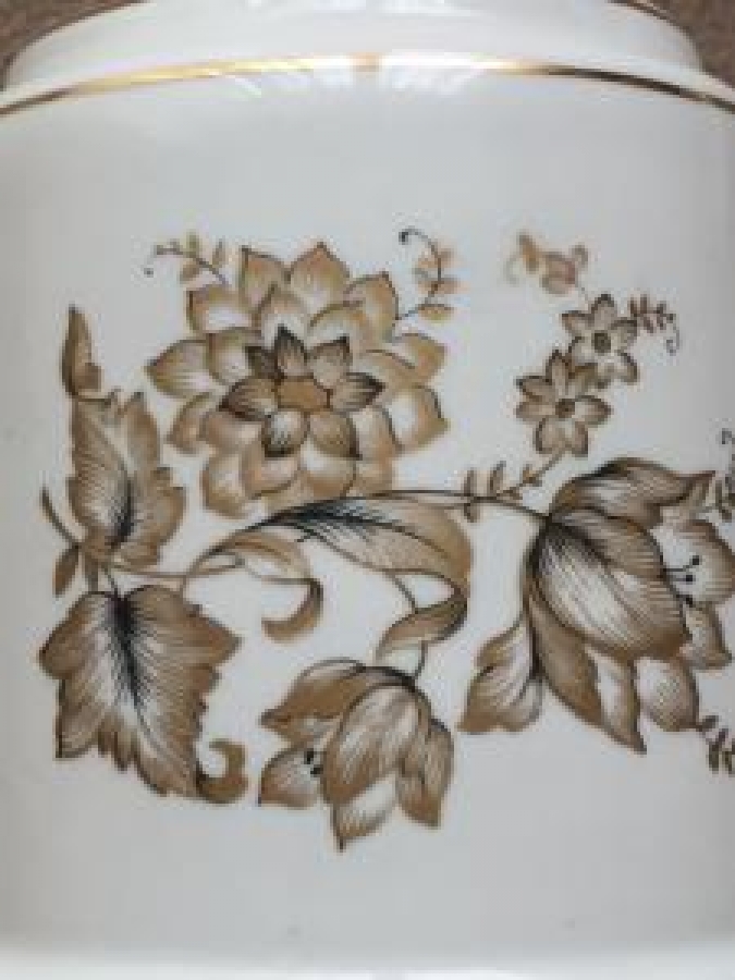 PORSELEN KAPAKLI ÜZERİ ALTIN İŞLEMELİ  MAKYAJ TEMİZLEMEDE KULLANAN PAMUK  SAKLAMA KABI BOYU 10 CM ÇAPI 6 CM    