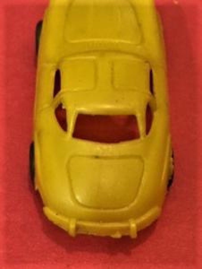 ALMAN UFAK SARI PLASTİK OYUNCAK ARABA 300 SL MERCEDES