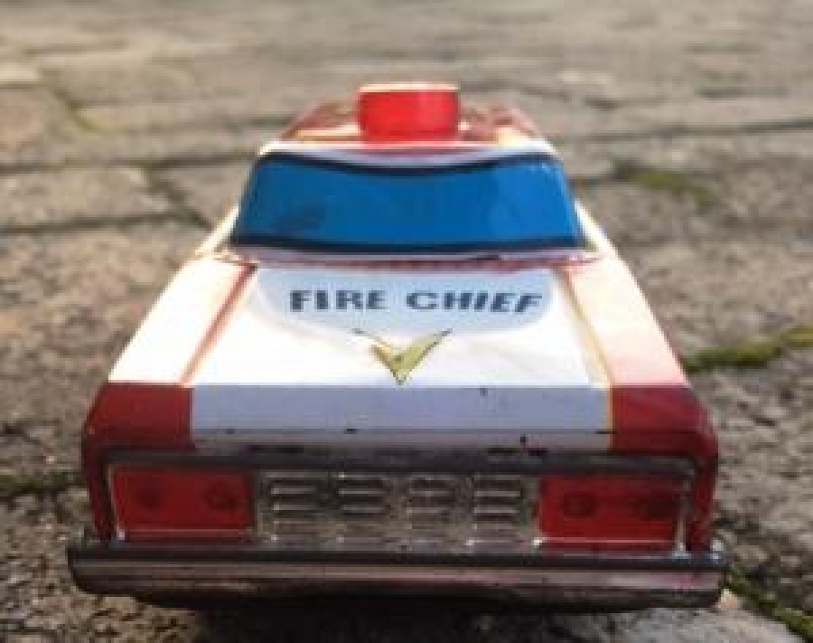 TENEKE SÜRTMELİ LASTİK TEKERLEKLİ TEPE LAMBALI İTFAİYE ŞEFİ OTOSU