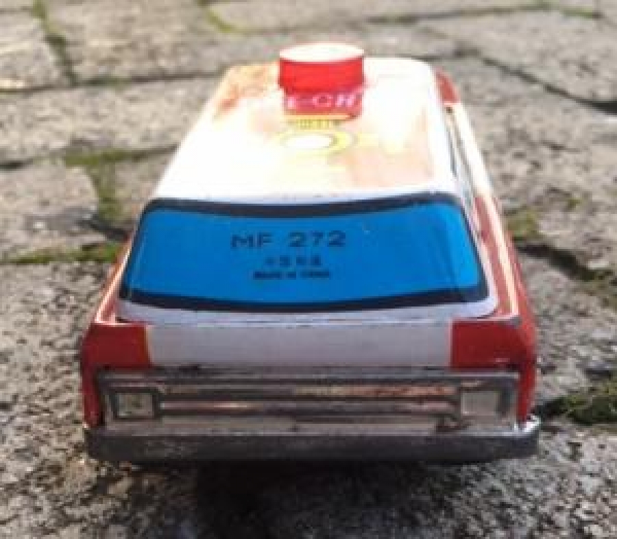 TENEKE SÜRTMELİ LASTİK TEKERLEKLİ TEPE LAMBALI İTFAİYE ŞEFİ OTOSU