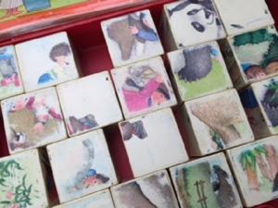 UNİCEF TARAFINDAN TASARLANIP DUNYA COCUKLARINA VERİLMİŞ KIRMIZI PLASTİK KUTUSUNDA EKSİKSİZ LOGO 6 ÇEŞİT FARKLI RESİMLİ ZEKA OYUNU OYUNCAK 