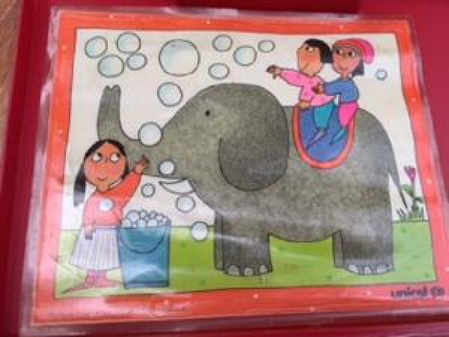 UNİCEF TARAFINDAN TASARLANIP DUNYA COCUKLARINA VERİLMİŞ KIRMIZI PLASTİK KUTUSUNDA EKSİKSİZ LOGO 6 ÇEŞİT FARKLI RESİMLİ ZEKA OYUNU OYUNCAK 