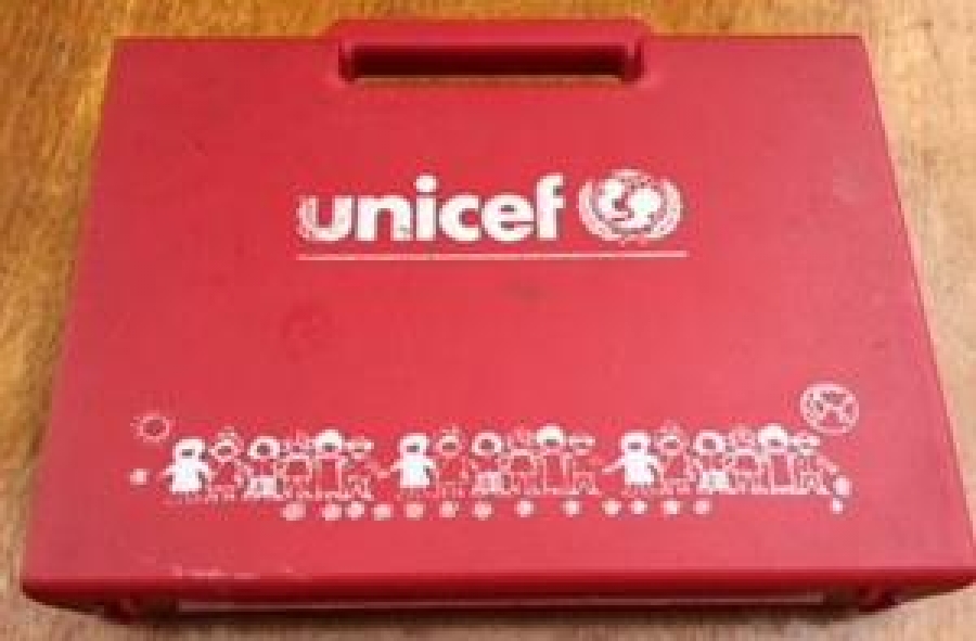 UNİCEF TARAFINDAN TASARLANIP DUNYA COCUKLARINA VERİLMİŞ KIRMIZI PLASTİK KUTUSUNDA EKSİKSİZ LOGO 6 ÇEŞİT FARKLI RESİMLİ ZEKA OYUNU OYUNCAK 