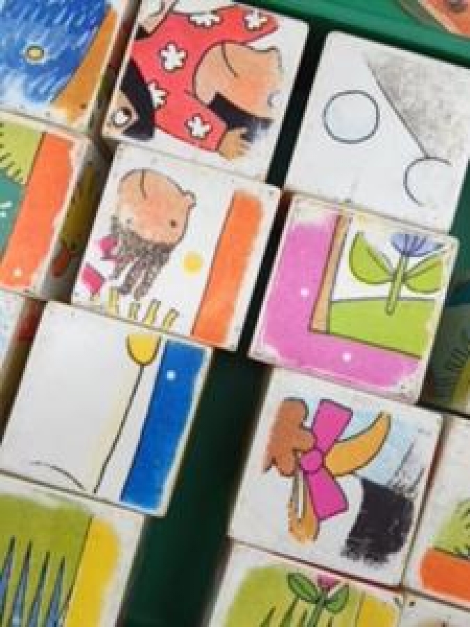 UNİCEF TARAFINDAN TASARLANIP DUNYA COCUKLARINA VERİLMİŞ YEŞİL PLASTİK KUTUSUNDA EKSİKSİZ LOGO 6 ÇEŞİT FARKLI RESİMLİ ZEKA OYUNU OYUNCAK 