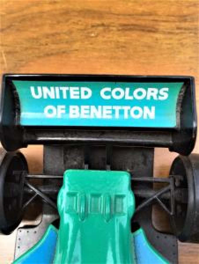 YEŞİL RENKLİ SPOR OTO YARIŞ OYUNCAK ARABASI 