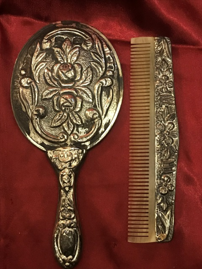 GÜMÜŞ AYNA TARAK TAKIMI TARAK KISMI BOYNUZDAN YAPILMIŞDIR 