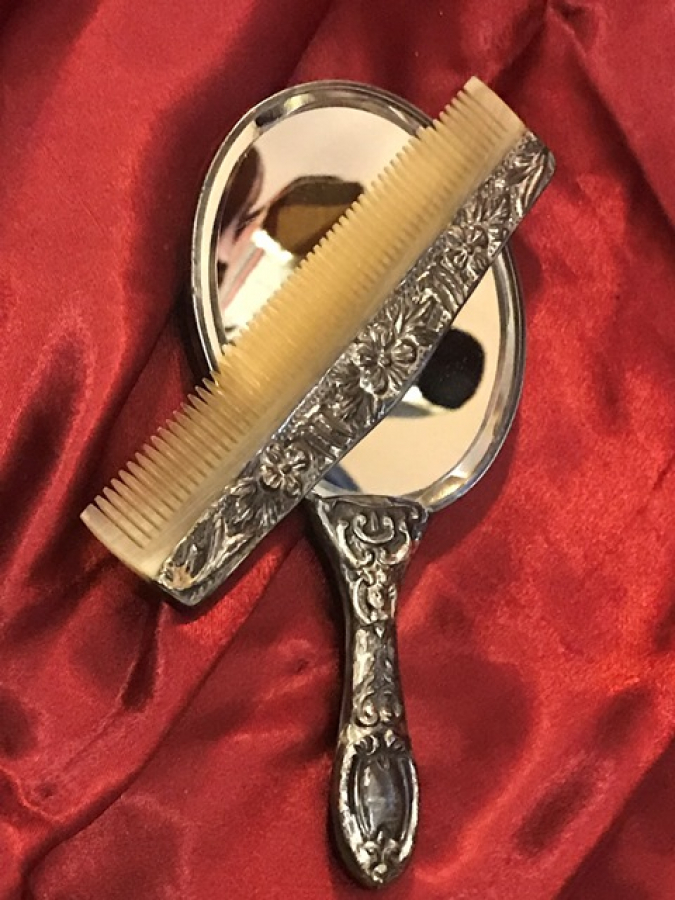 GÜMÜŞ AYNA TARAK TAKIMI TARAK KISMI BOYNUZDAN YAPILMIŞDIR 