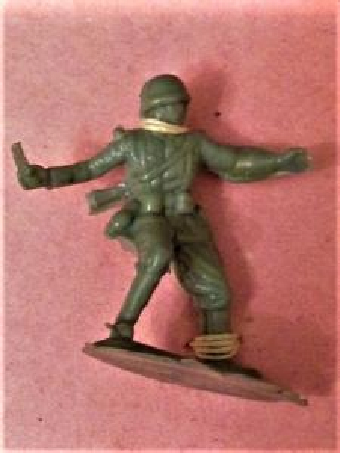 2.5 CM BOYUNDA 8 ADET FARKLI POZLARDA PLASTİK ASKER LER İP İLE TUTTURULMUŞ YERLİ OYUNCAK 