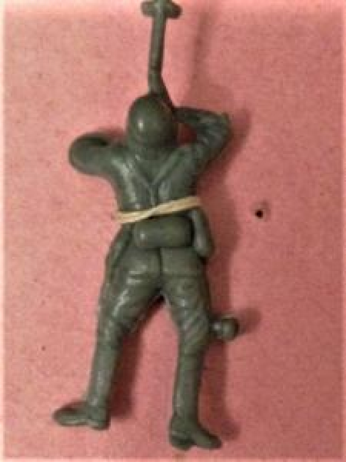 2.5 CM BOYUNDA 8 ADET FARKLI POZLARDA PLASTİK ASKER LER İP İLE TUTTURULMUŞ YERLİ OYUNCAK 