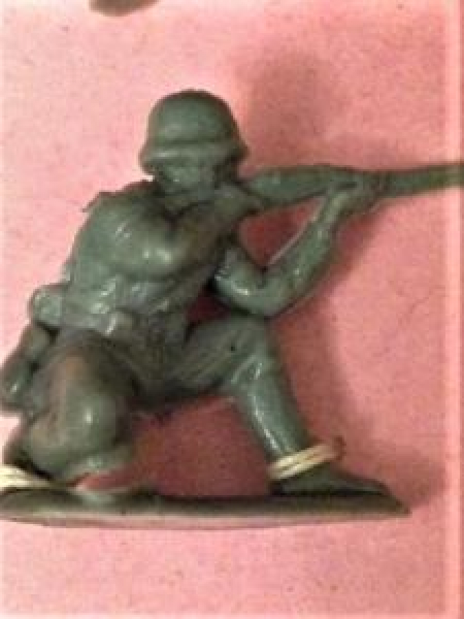 2.5 CM BOYUNDA 8 ADET FARKLI POZLARDA PLASTİK ASKER LER İP İLE TUTTURULMUŞ YERLİ OYUNCAK 