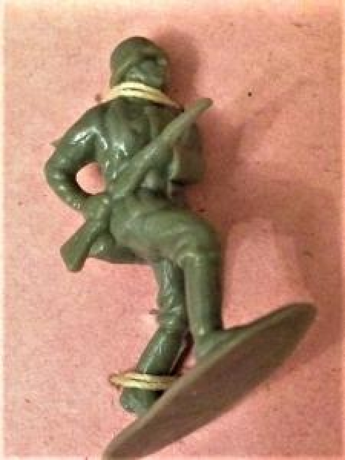 2.5 CM BOYUNDA 8 ADET FARKLI POZLARDA PLASTİK ASKER LER İP İLE TUTTURULMUŞ YERLİ OYUNCAK 