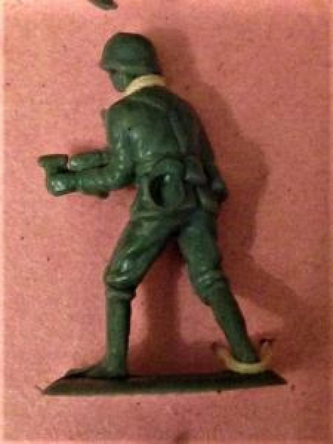 2.5 CM BOYUNDA 8 ADET FARKLI POZLARDA PLASTİK ASKER LER İP İLE TUTTURULMUŞ YERLİ OYUNCAK 