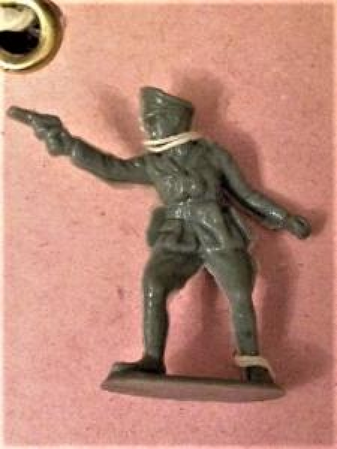 2.5 CM BOYUNDA 8 ADET FARKLI POZLARDA PLASTİK ASKER LER İP İLE TUTTURULMUŞ YERLİ OYUNCAK 