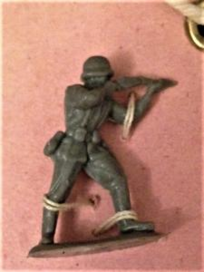 2.5 CM BOYUNDA 8 ADET FARKLI POZLARDA PLASTİK ASKER LER İP İLE TUTTURULMUŞ YERLİ OYUNCAK 