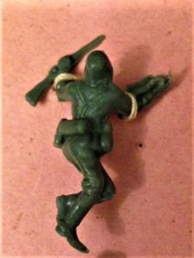 2.5 CM BOYUNDA 8 ADET FARKLI POZLARDA PLASTİK ASKER LER İP İLE TUTTURULMUŞ YERLİ OYUNCAK 