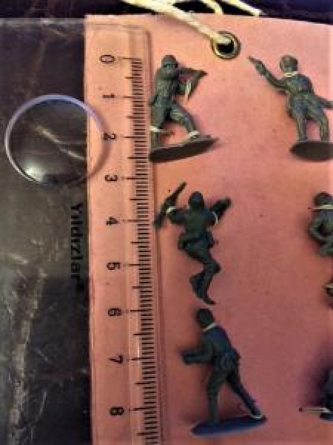 2.5 CM BOYUNDA 8 ADET FARKLI POZLARDA PLASTİK ASKER LER İP İLE TUTTURULMUŞ YERLİ OYUNCAK 