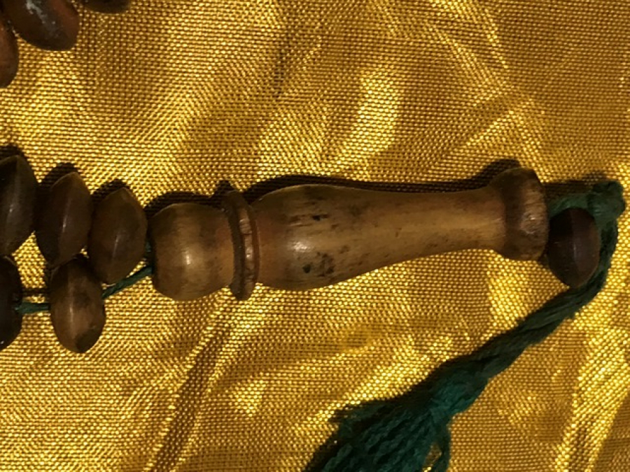 OSMANLI TEKKE İŞİ EL TORNASINDA CEKİLMİŞ 99 LÜK AHŞAP TARİKAT SIRALI DURAKLI YEŞİL PÜSKÜLLÜ TESBİH